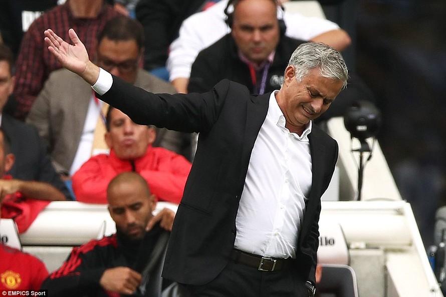 Jose Mourinho bất lực bên đường pitch