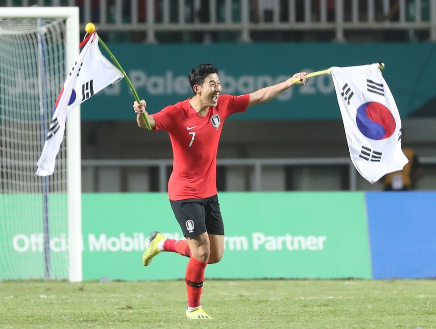 Son Heung Min ăn mừng chiến thắng ở ASIAD 18