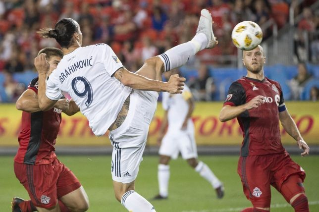 Zalatan Ibrahimovic ghi bàn bằng cú đá karate