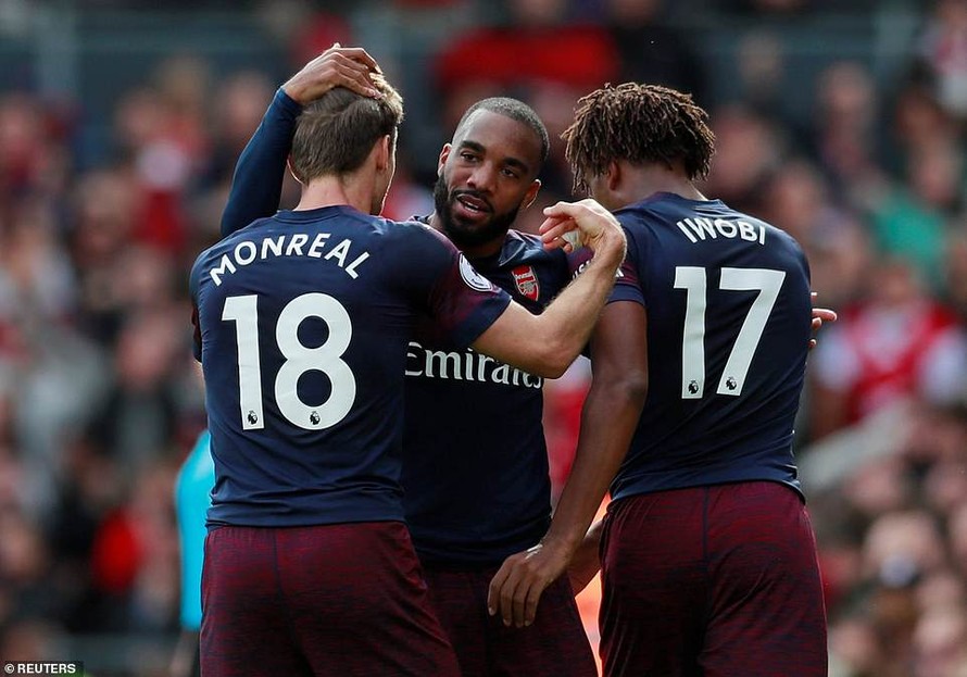 Các cầu thủ Arsenal ăn mừng bàn thắng trước Fulham