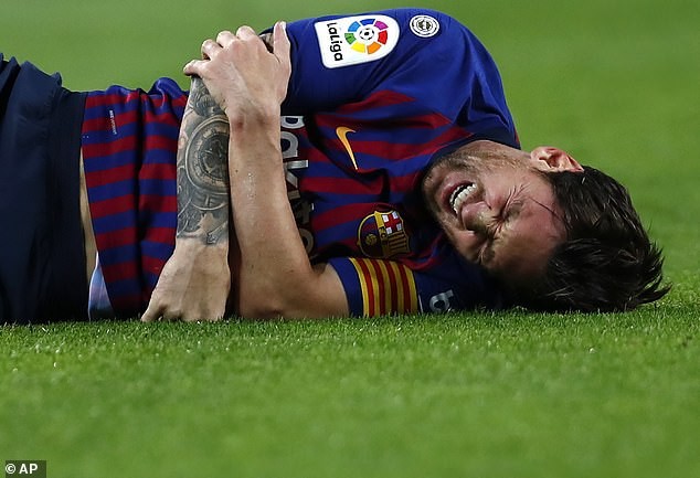 Messi đau đớn trong trận đấu với Sevilla
