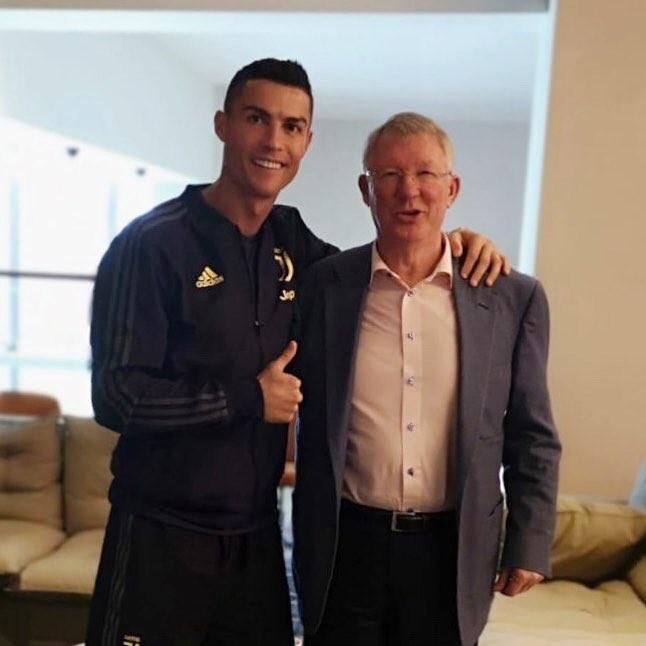 Ronaldo khoe ảnh đến thăm Sir Alex