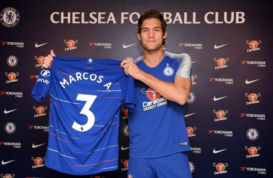 Marcos Alonso rạng rỡ trong lễ ký hợp đồng mới với Chelsea