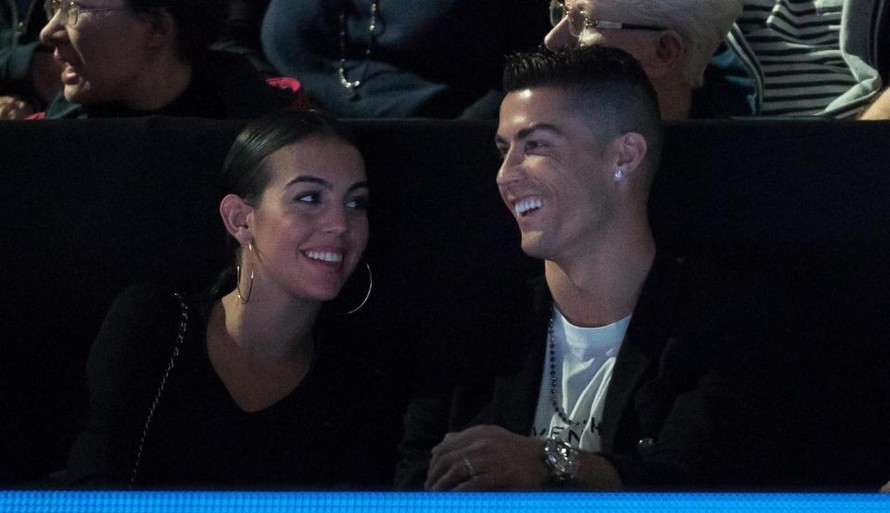 Ronaldo đã cầu hôn bạn gái Georgina Rodriguez 