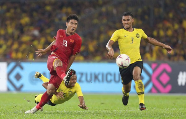 Đức Chinh (trái) bỏ lỡ cơ hội tỏa sáng ở AFF Cup 2018. Ảnh: Vnexpress.