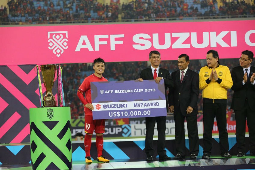 Nguyễn Quang Hải nhận giải xuất sắc nhất AFF Cup 2018. Ảnh: Như Ý