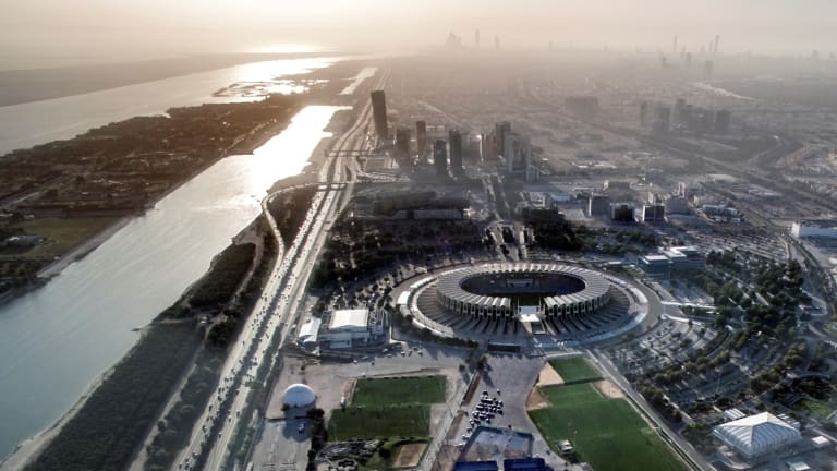 Sân Zayed Sports City nhìn từ xa