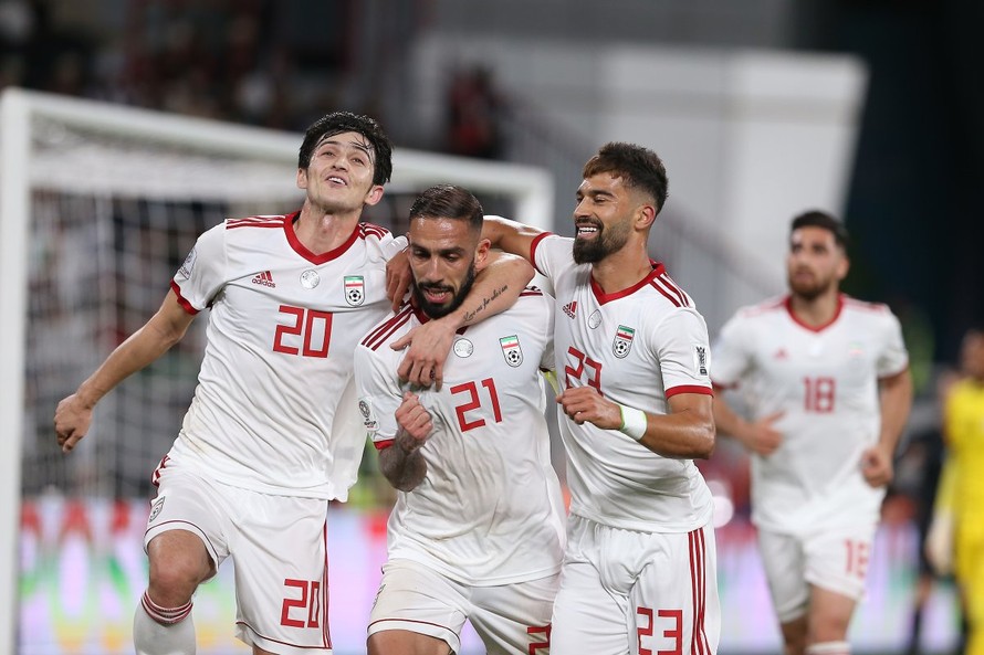 Các cầu thủ Iran ăn mừng trước Oman