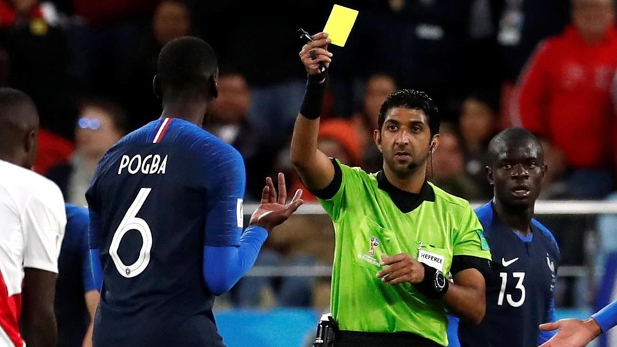 Trọng tài Mohammed Abdulla cảnh cáo Paul Pogba ở World Cup 2018
