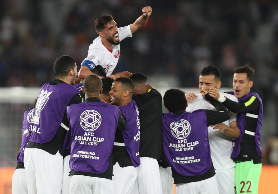 Các cầu thủ Qatar ăn mừng chiến thắng trước Nhật Bản