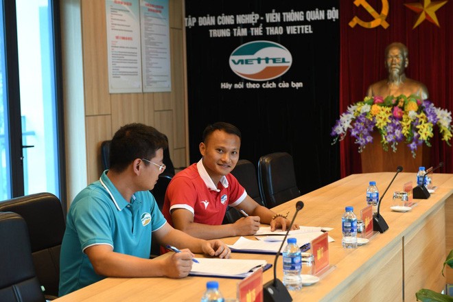  Nguyễn Trọng Hoàng ký hợp đồng với CLB Viettel