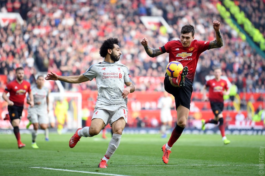 Salah (trái) và các đồng đội ở Liverpool đã trở lại ngôi đầu bảng sau khi hòa 0-0 với chủ nhà M.U