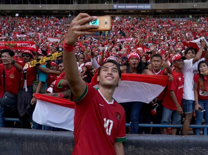 Ezra Walian ăn mừng cùng các cổ động viên Indonesia