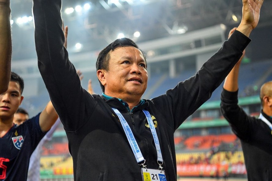 HLV Sirisak Yodyadthai không đủ điều kiện dẫn dắt tuyển Thái Lan