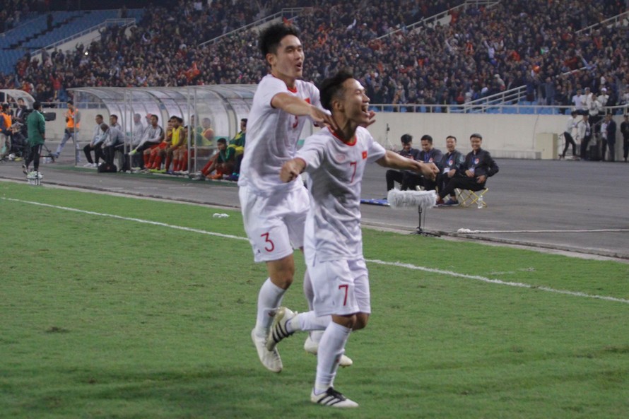 U23 Việt Nam vỡ òa với bàn thắng ở phút bù giờ. Ảnh: Duy Phạm