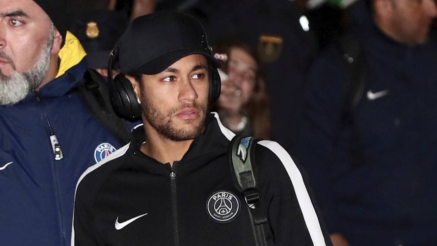Neymar trả giá đắt vì xúc phạm trọng tài