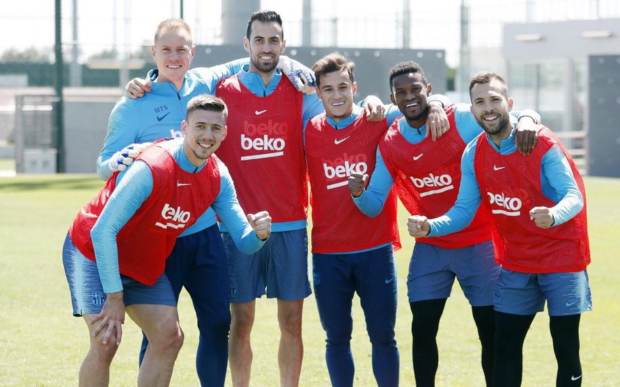 Barcelona chốt đội hình đến Liverpool: Nhiều cái tên lạ