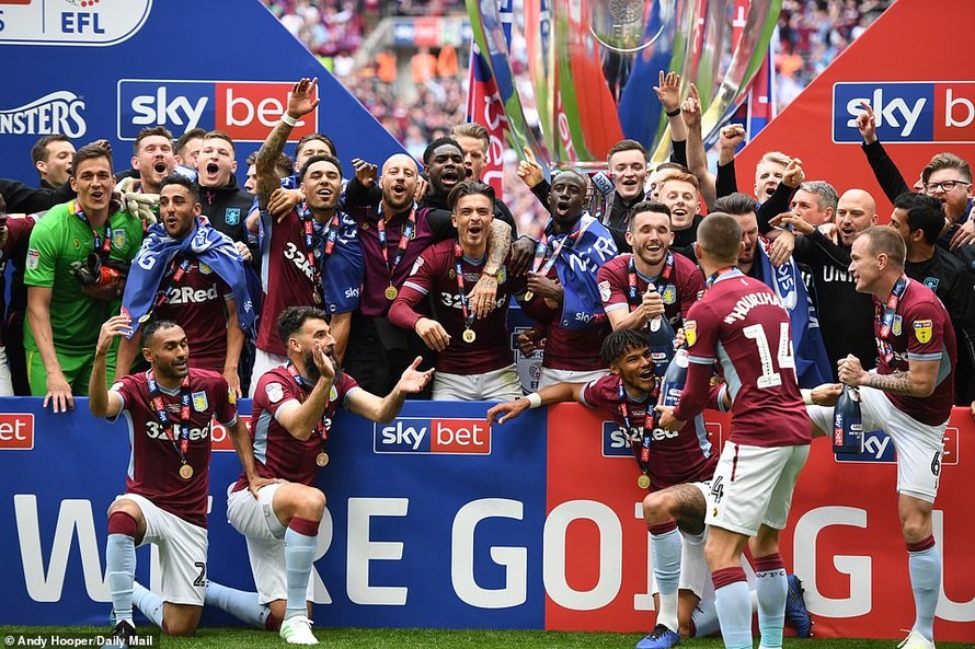 Các cầu thủ Aston Villa ăn mừng vé thăng hạng Ngoại hạng Anh