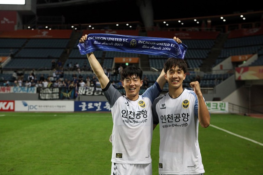Các cầu thủ Incheon ăn mừng chiến thắng.