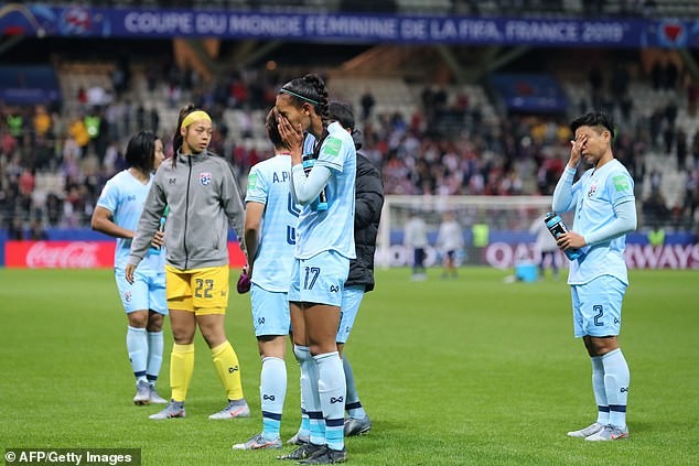 Các cầu thủ nữ Thái Lan bật khóc vì thua quá đậm