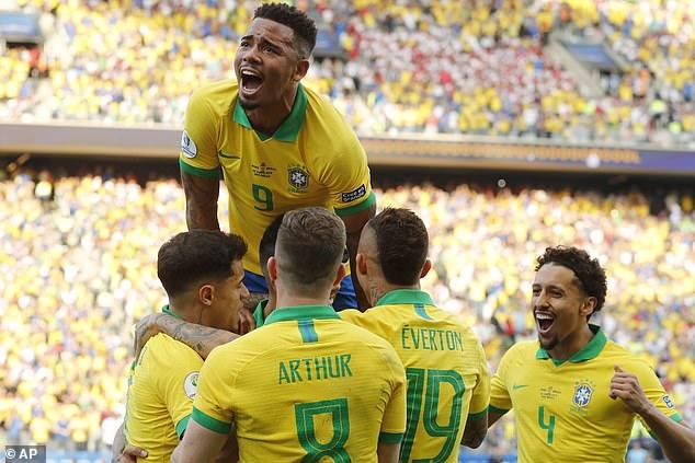 Các cầu thủ Brazil ăn mừng trước Peru