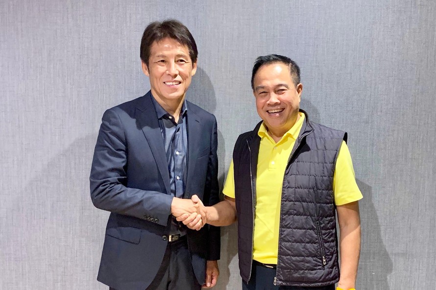 HLV Akira Nishino và Chủ tịch FAT, Somyot Poompanmoung.