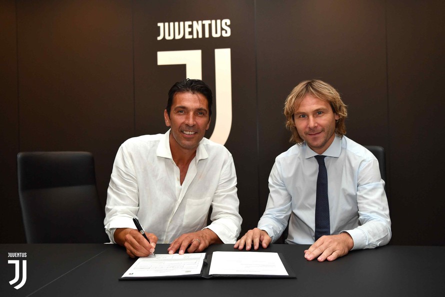 Gianluigi Buffon rạng rỡ ký hợp đồng với Juventus