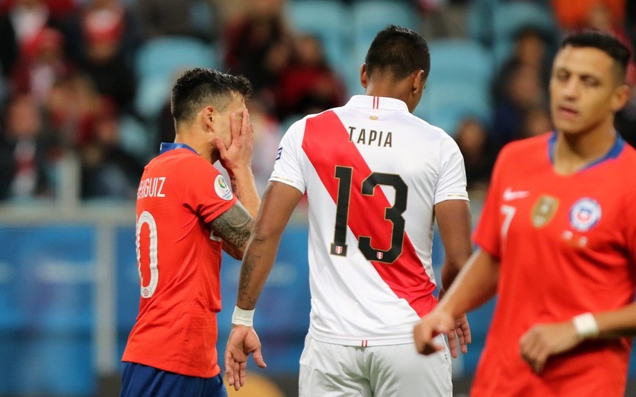 Cầu thủ Chile thất vọng sau trận thua Peru