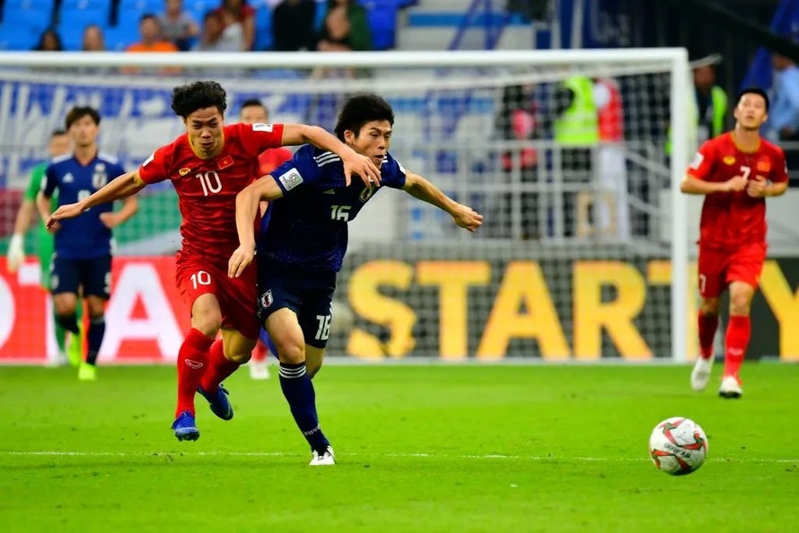 Takehiro Tomiyasu và Công Phượng đọ sức ở Asian Cup 2019.