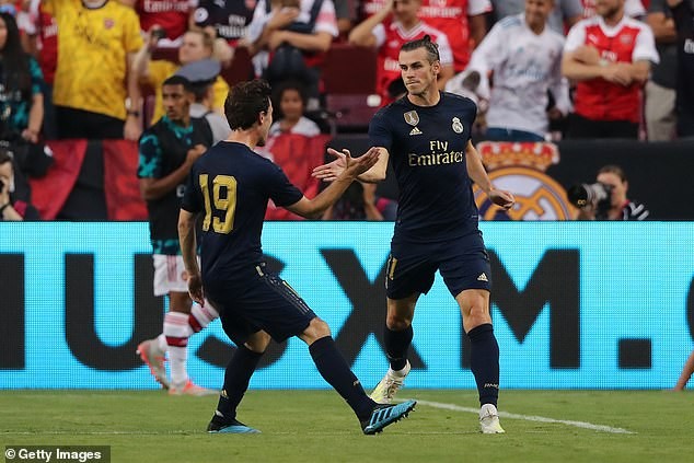 Gareth Bale ăn mừng bàn thắng cùng đồng đội.