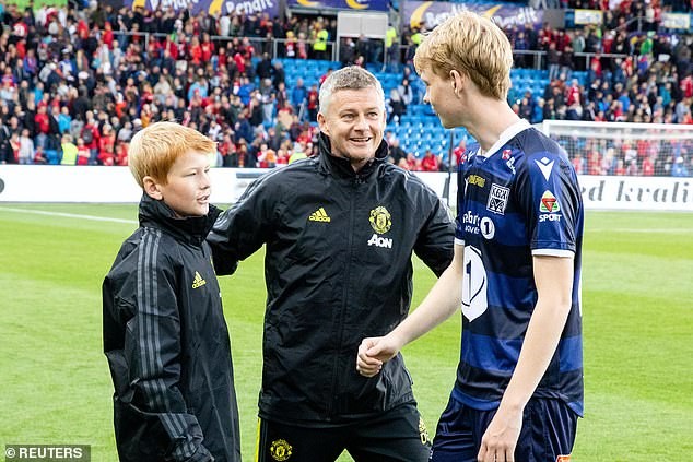 HLV Ole Solskjaer và hai con trai sau trận đấu.