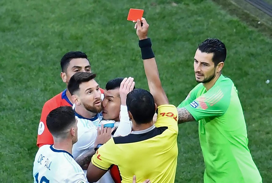 Lionel Messi phải nhận án phạt cực nặng từ Conmebol.