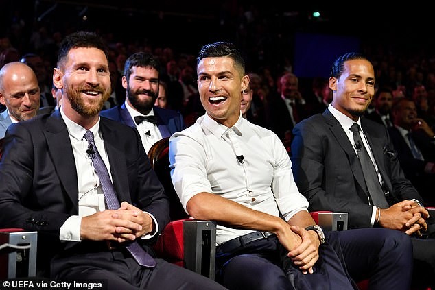 Ronaldo, Messi cười nói vui vẻ với nhau.
