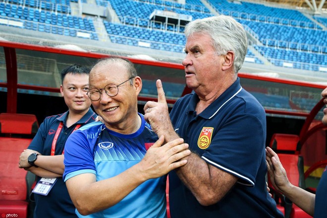 HLV Guus Hiddink nói gì khi đối đầu với HLV Park Hang Seo?