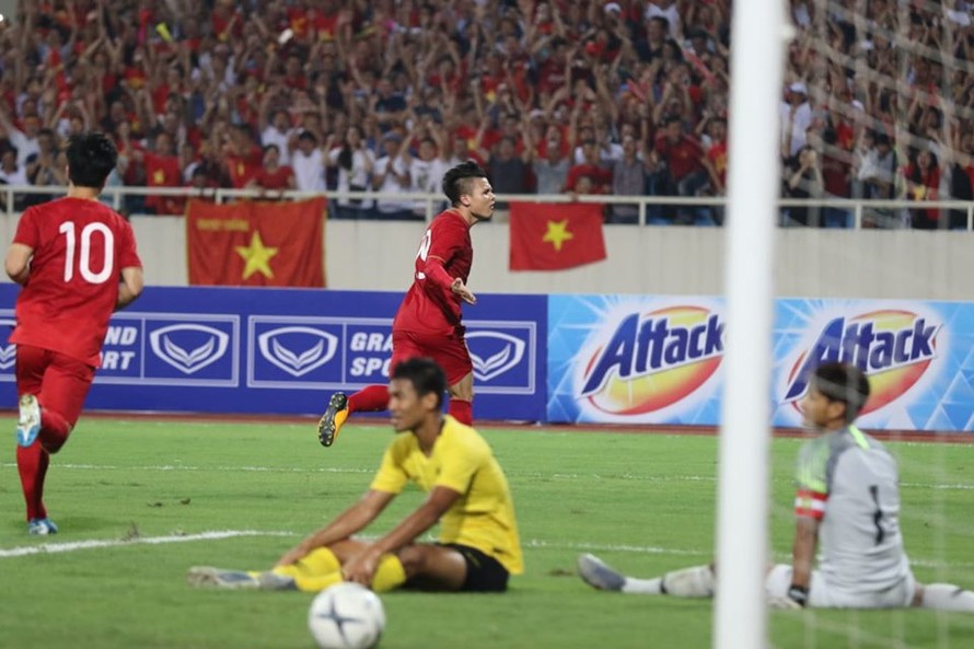Nguyễn Quang Hải ăn mừng trước Malaysia.