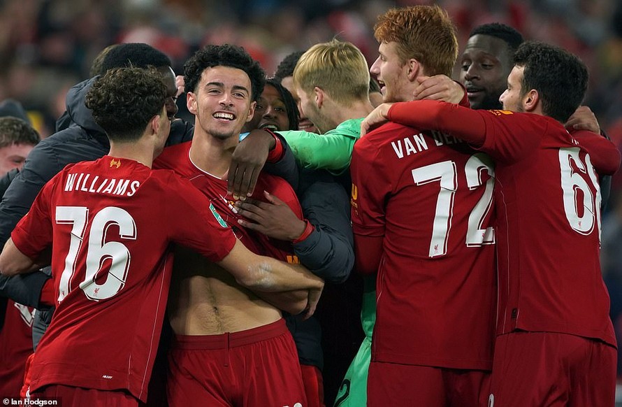 VIDEO: Liverpool rượt đuổi tỉ số ‘điên rồ’ với Arsenal 