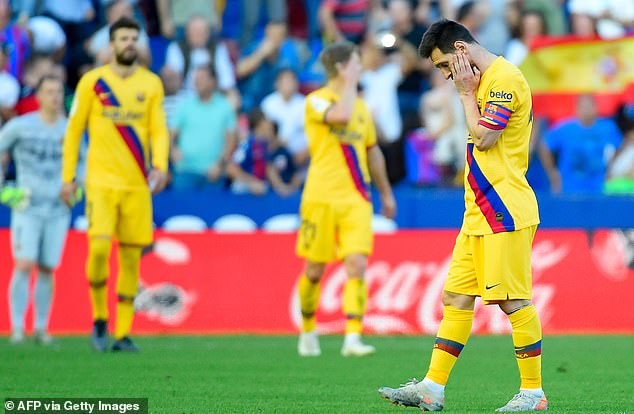 Messi và đồng đội thất vọng sau bàn thua.