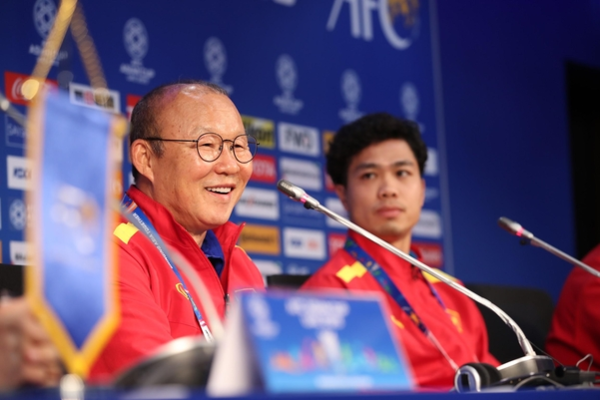 Báo Hàn: ‘HLV Park xứng đáng có hợp đồng lịch sử bóng đá Việt Nam’