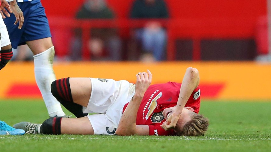 Scott McTominay đau đớn sau trận đấu với Brighton.