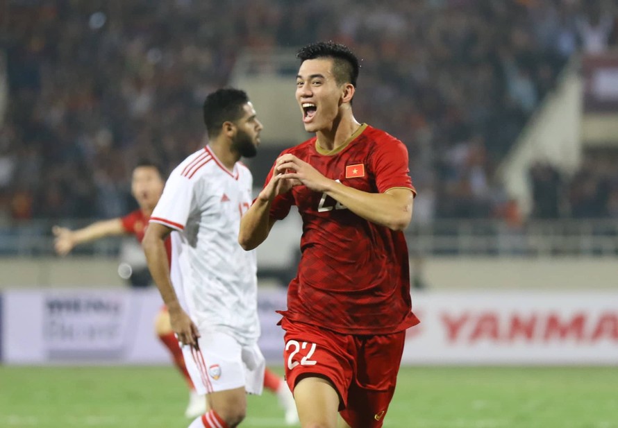 Đánh bại UAE, tuyển Việt Nam lên đầu bảng