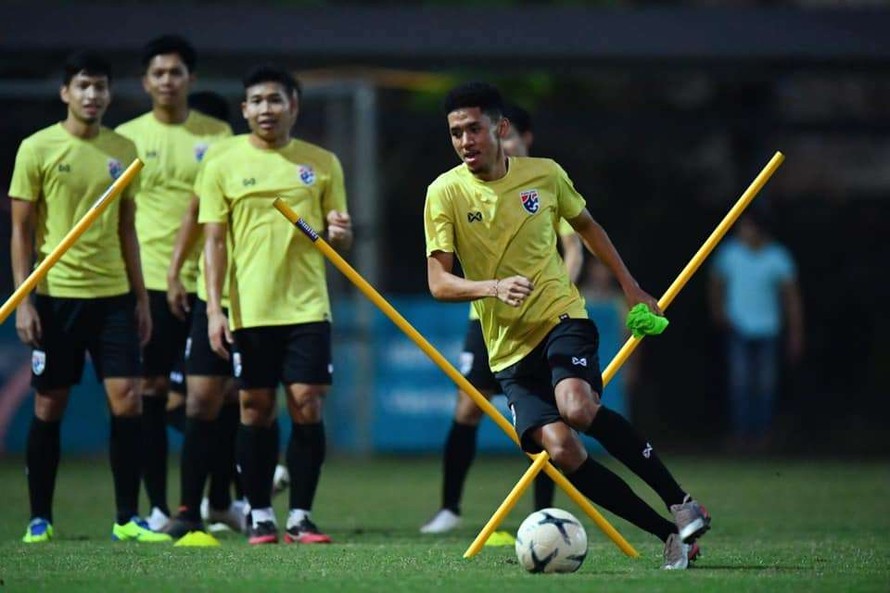 Các cầu thủ Thái Lan tập luyện tối 17/11. Ảnh: Goal.