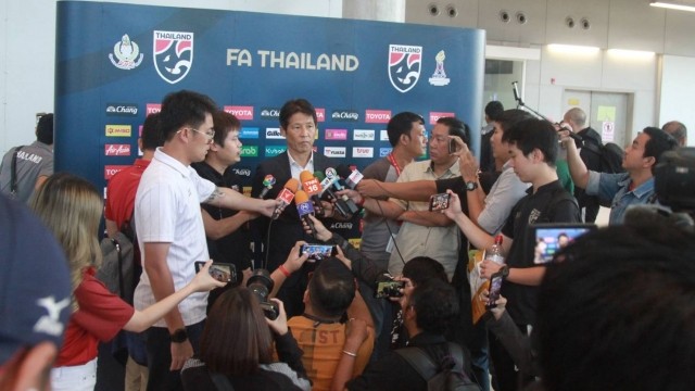 HLV Akira Nishino trả lời báo chí sau khi trở về Thái Lan.