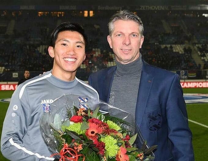 Giám đốc SC Heerenveen tặng hoa cho Văn Hậu.