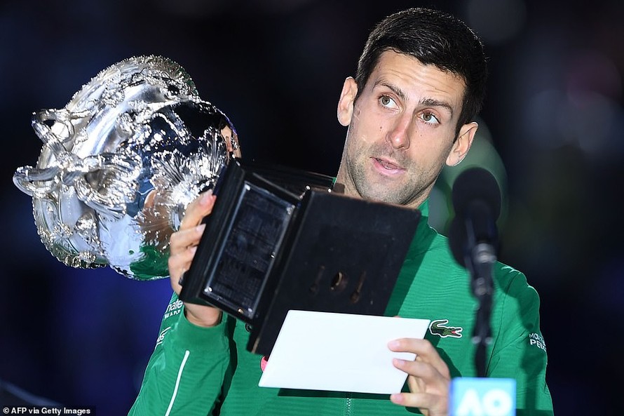 Novak Djokovic phát biểu sau khi nâng cúp vô địch Úc mở rộng 2020.