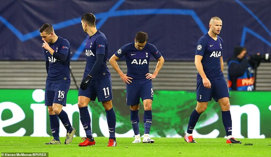 Các cầu thủ Tottenham cúi đầu rời Champions League