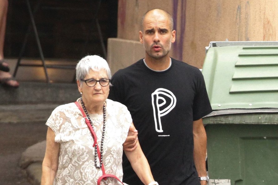 HLV Pep Guardiola và mẹ đẻ, bà Dolors Sala Carrio