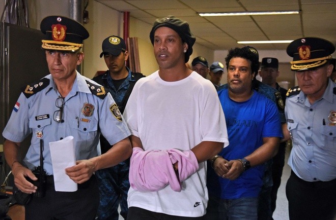 Ronaldinho và anh trai bị cảnh sát Paraguay bắt giam.