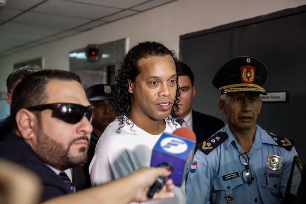 Ronaldinho được tòa án Paraguay cho tại ngoại.