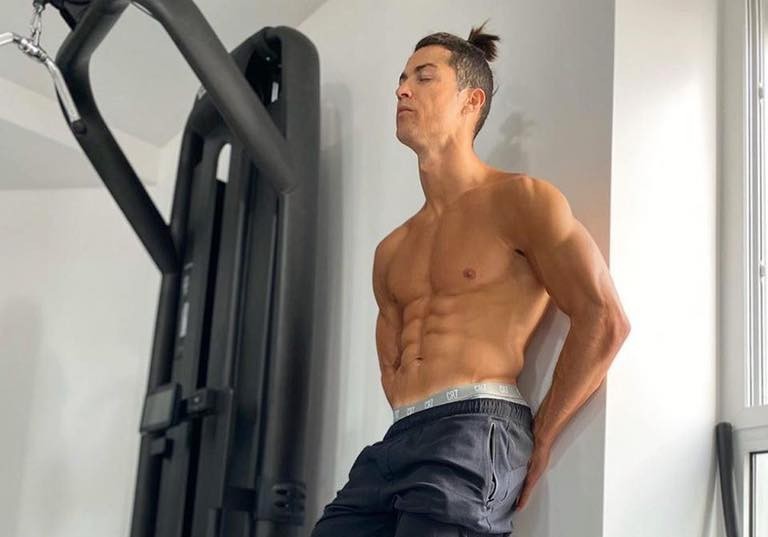 Ronaldo khoe thân hình vạm vỡ, không chút mỡ thừa
