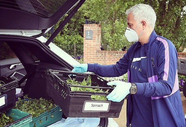 HLV Mourinho tham gia làm shipper, giao rau giữa mùa dịch